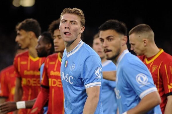 Il Napoli rimonta il Lecce nella ripresa: come cambia la classifica