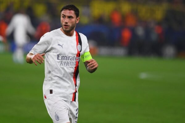 Milan, l’affetto dell’ex Calabria: “L’addio una ferita aperta, ma seguo sempre la squadra. Richiamerei di corsa Maldini. Leao vale Vinicius””