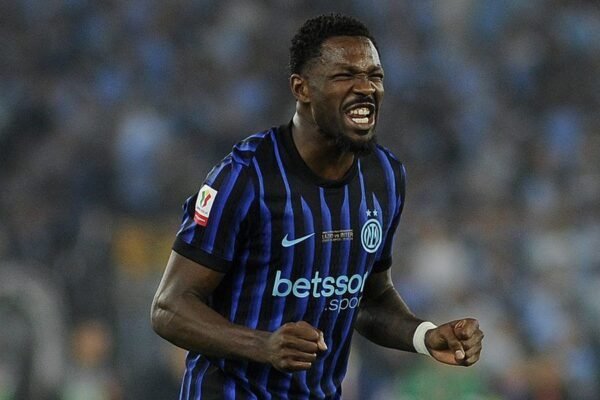 Inter, Thuram finisce sotto indagine per gli striscioni contro il Milan
